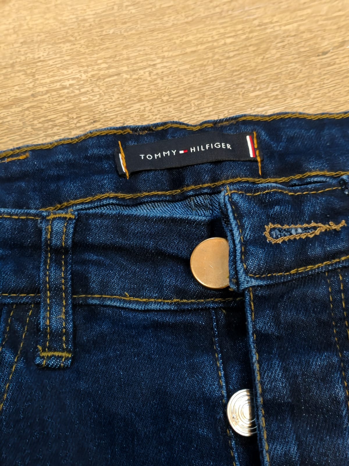 TOMMY HILFIGER JEANS