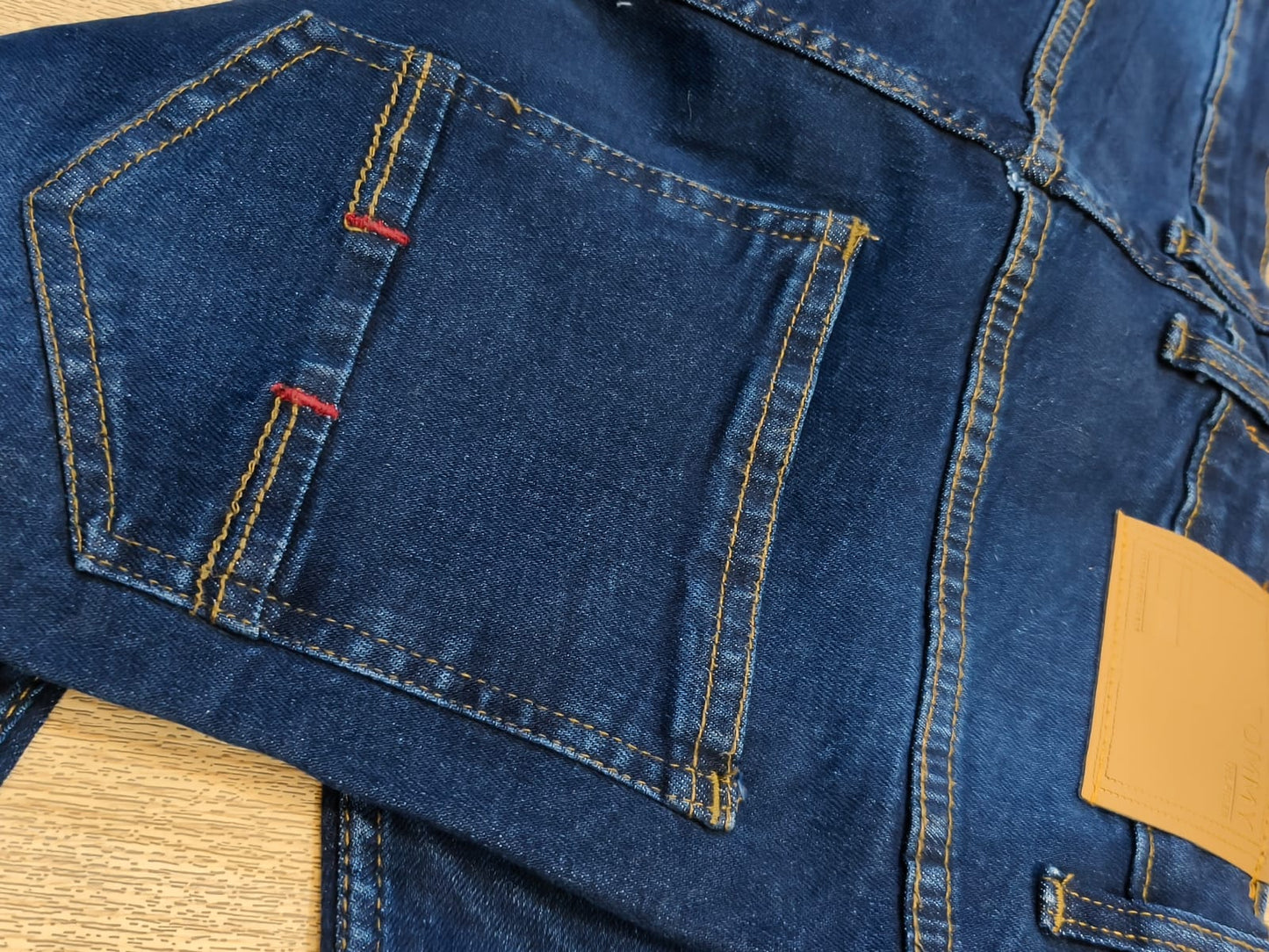 TOMMY HILFIGER JEANS